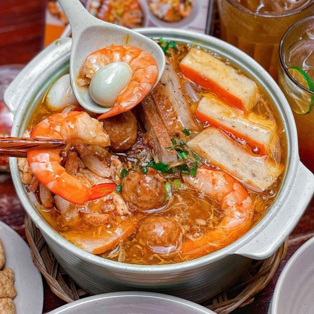 Tô bánh canh nóng hổi với màu vàng sóng sánh, như một lời mời khó cưỡng lại